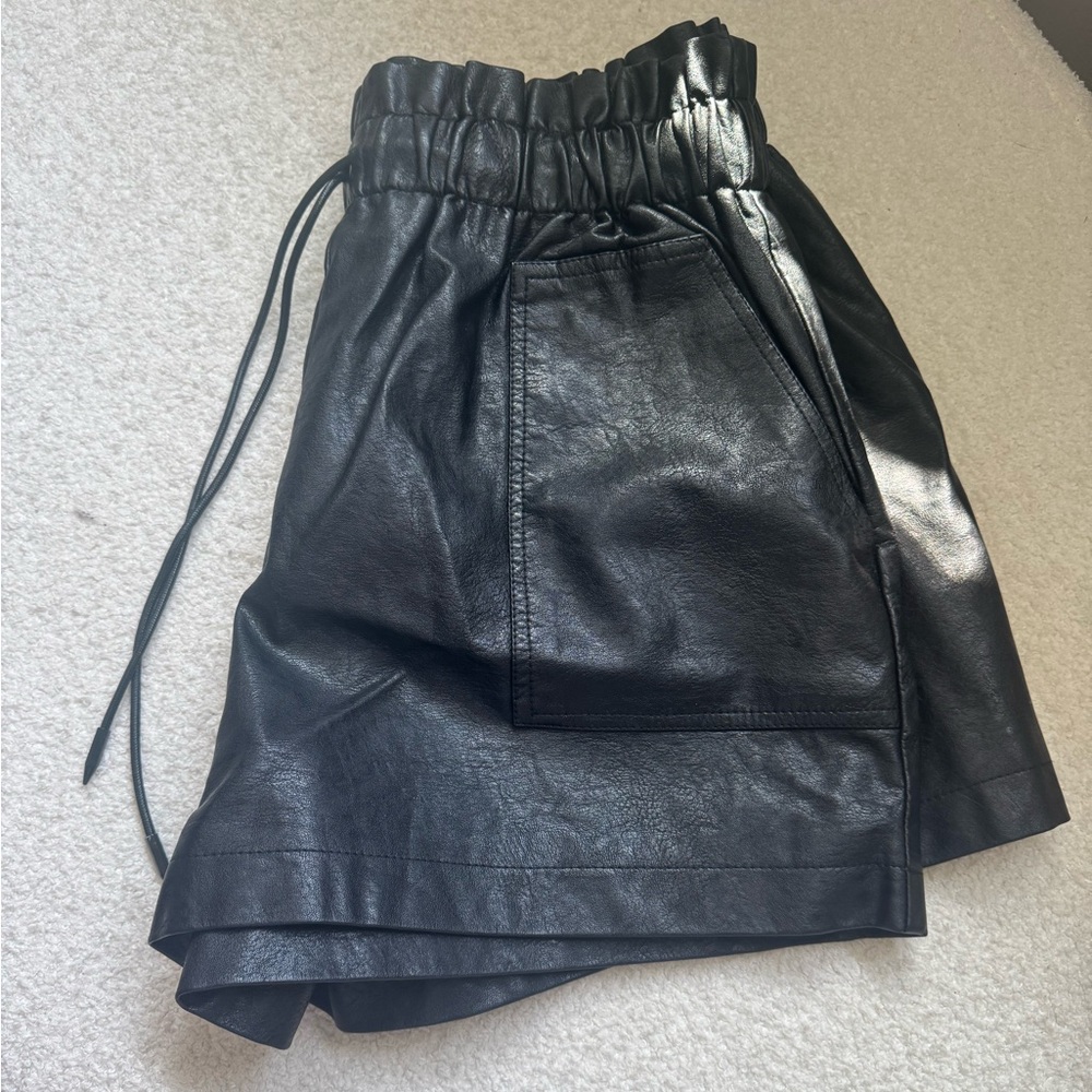 Faux leather high-waisted shorts - Size large